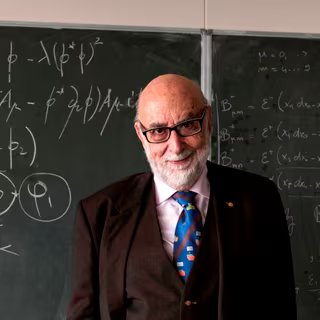 François Englert en 2014 au Cern devant certaines des équations de sa théorie.  © Cern